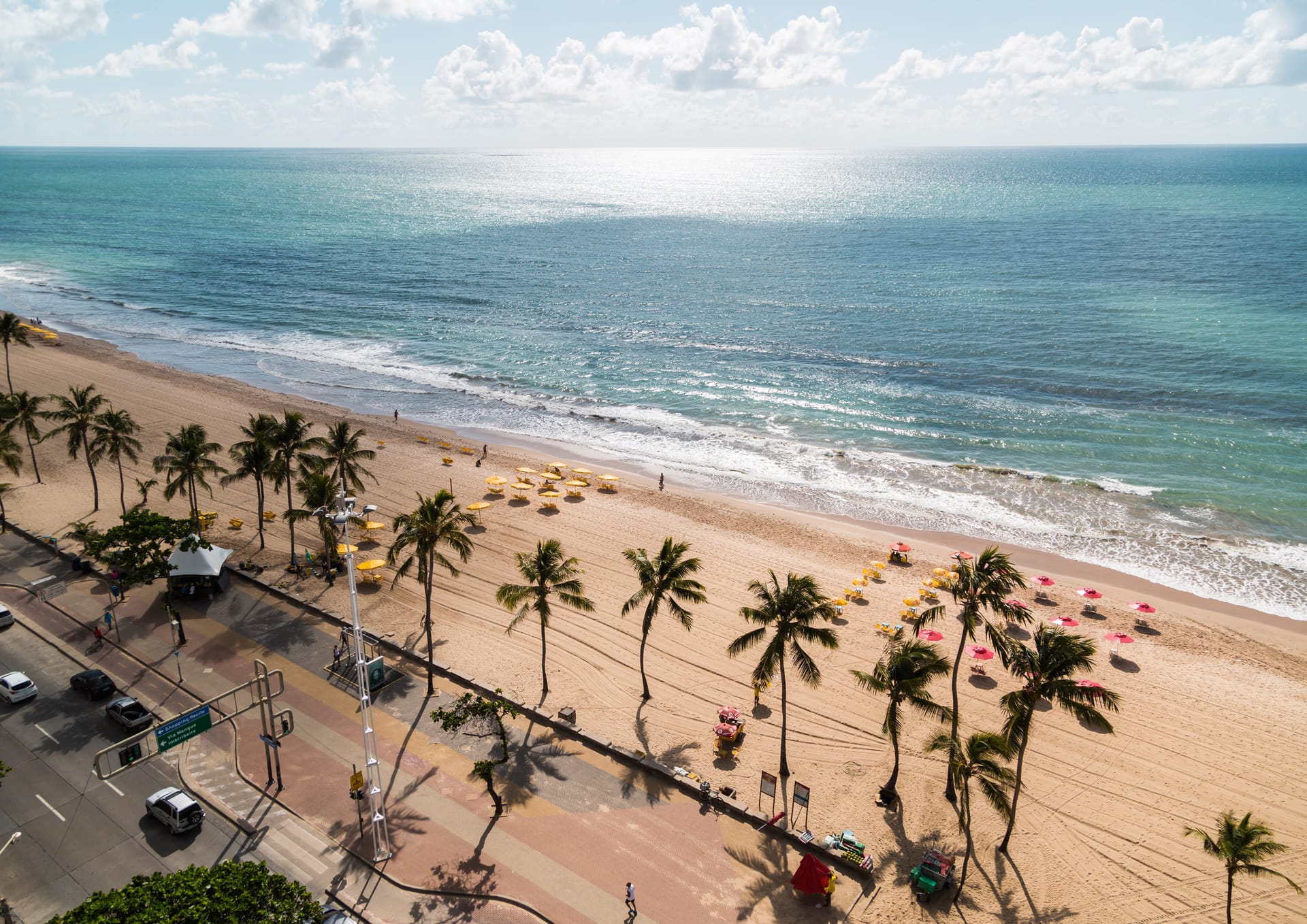 Praia de Boa Viagem, com as piscinas naturais e a orla ao fundo